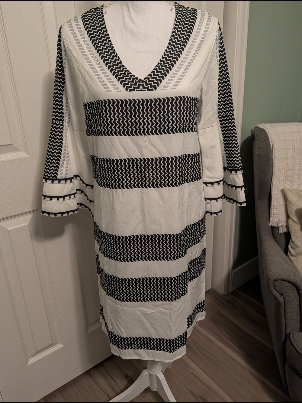 Women's Black & White V-Neck Striped Shift Dress